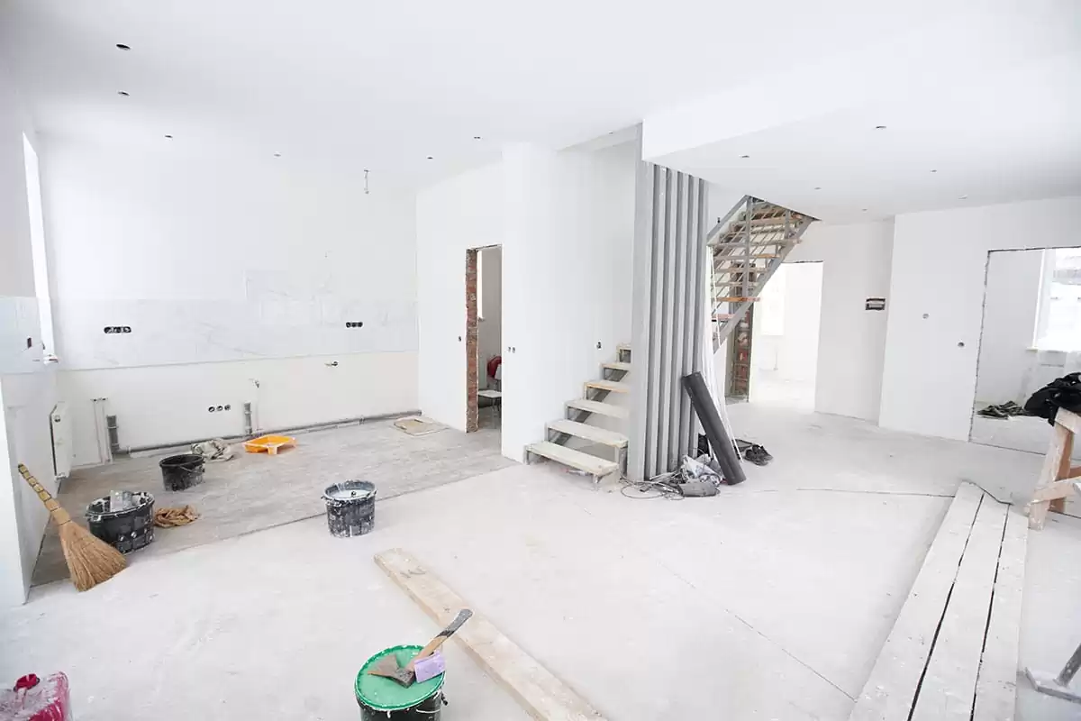 Casa en proceso de reforma con andamios